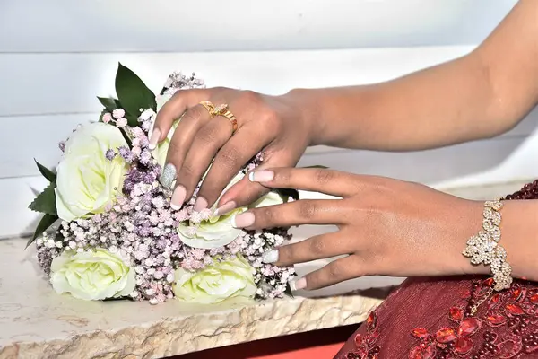 Mains Fille Sur Bouquet Fleurs Photo Haute Qualité — Photo