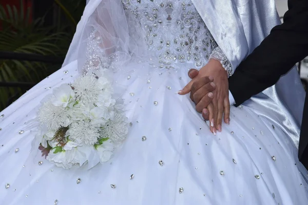 Friss Házasok Esküvőn Menyasszony Vőlegény Fehér Ruhájának Fehér Szegélye Fekete — Stock Fotó