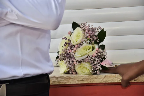 Man Bruidegom Met Wit Shirt Bruiloft Boeket Van Verse Witte — Stockfoto