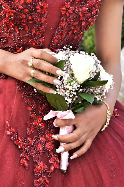 Main Jeune Mariée Avec Bouquet Fleurs Blanches Roses Sur Une — Photo