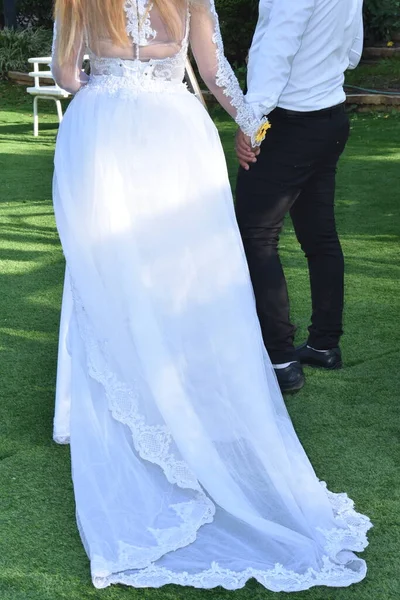 Vőlegény Menyasszony Fehér Ruhában Állnak Háttal Zöld Füvön Kiváló Minőségű — Stock Fotó