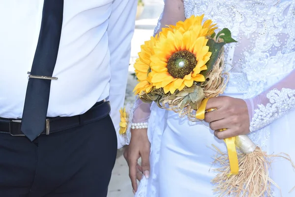 Groom Black Tie Bride White Bouquet Yellow Sunflowers High Quality — Stock Photo, Image