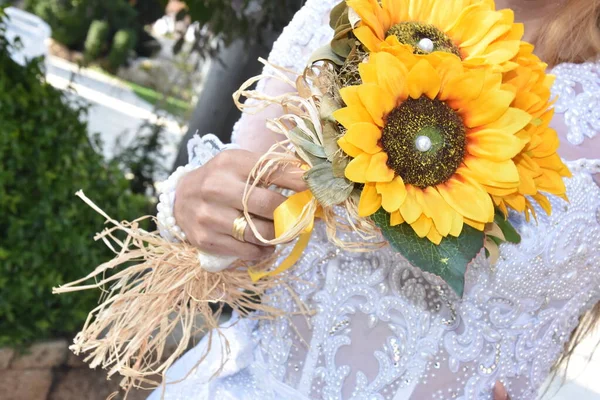 Sposa Bianco Con Bouquet Fiori Girasole Gialli Foto Alta Qualità — Foto Stock