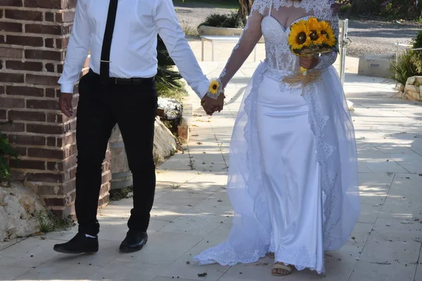 Sposi Sposi Bianco Con Mazzo Girasoli Gialli Foto Alta Qualità — Foto Stock