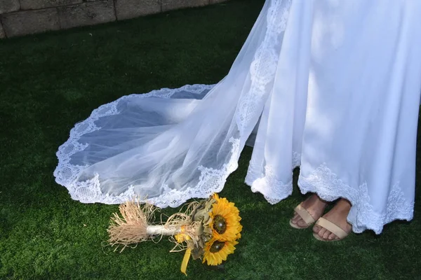 Vit Brudklänning Ben Sandaler Gräset Gula Blommor Högkvalitativt Foto — Stockfoto