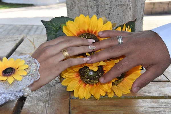 Manos Recién Casados Con Anillos Bodas Oro Flores Amarillas Foto — Foto de Stock