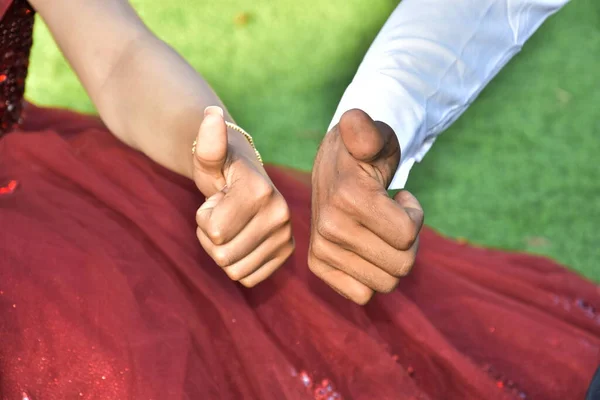 Händer Nygifta Med Liknande Symbol Från Fingrar Brud Rött Grönt — Stockfoto