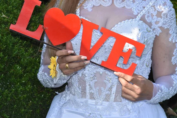 Brud Vit Bröllopsklänning Med Rött Ord Kärlek Med Hjärta Högkvalitativt — Stockfoto