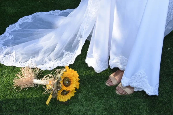 Vit Brudklänning Ben Sandaler Gräset Gula Blommor Högkvalitativt Foto — Stockfoto