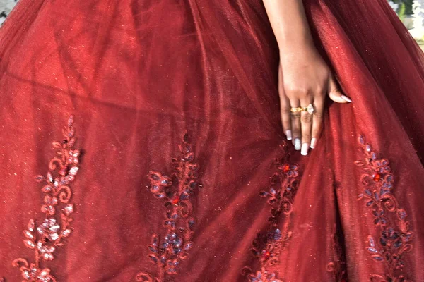 新娘的女儿的手 红色婚纱的宽松边上戴着金戒指 高质量的照片 — 图库照片