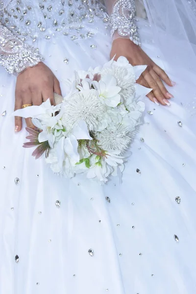 新娘的手 穿着白色漂亮的婚纱和一束精致的花朵 没有脸 衣服的细节 高质量的照片 — 图库照片