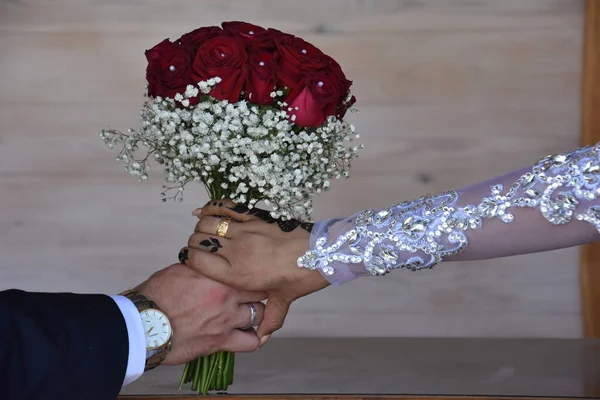 Mãos Dos Recém Casados Juntas Noivo Preto Noiva Estão Segurando — Fotografia de Stock