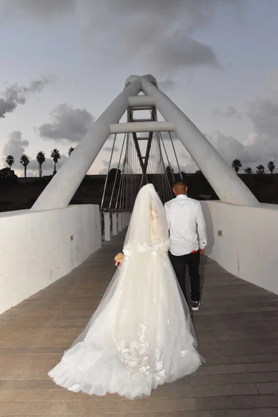 Novomanželé Chodí Svatbu Nevěsta Ženich Stojí Noci Zády Mostě Kvalitní — Stock fotografie