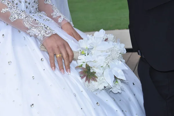 Händerna Bruden Vit Vacker Bröllopsklänning Med Bukett Delikata Blommor Inget — Stockfoto
