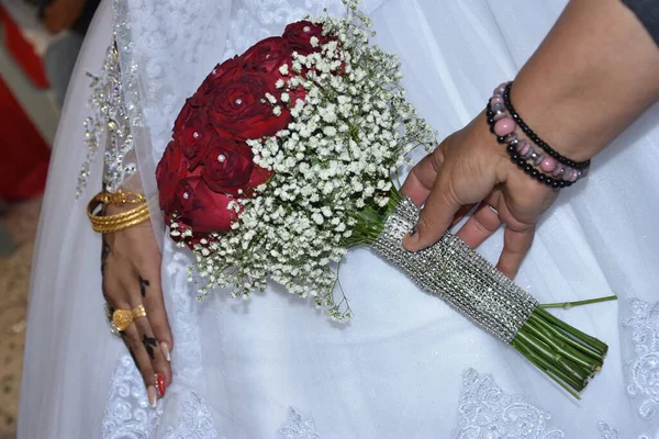 Hand Van Bruid Een Witte Jurk Met Gouden Ringen Hand — Stockfoto