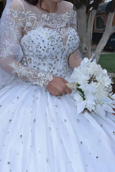 Наречена Красивій Білій Весільній Сукні Букетом Ніжних Квітів Немає Обличчя — стокове фото