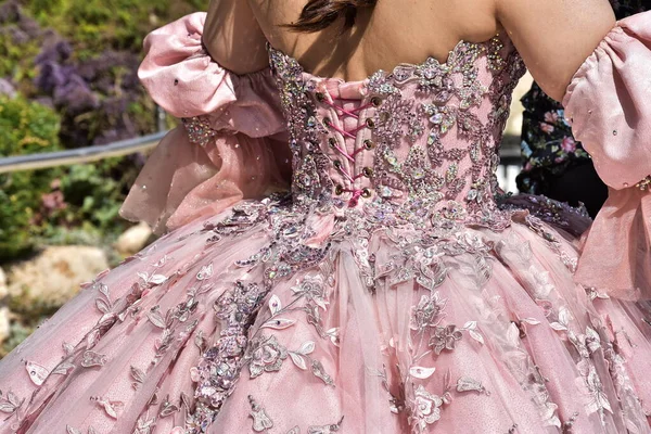 ピンクのウェディングドレスを着た花嫁は顔もない 高品質の写真 — ストック写真
