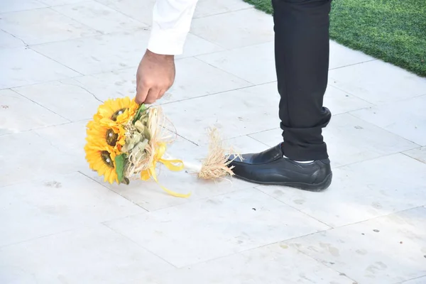 新郎的手穿着白衬衫和黑色裤子 举起一束黄色的花 没有脸 高质量的照片 — 图库照片