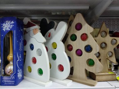 Bira Sheva Israel - 21 Aralık 2020 Hediyelik Noel 'de bir mağaza rafında küçük ağaçlar. Yüksek kalite fotoğraf