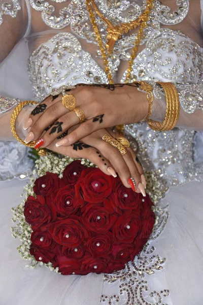 Mains Mariée Sur Bouquet Fleurs Mariage Rouge Les Détails Robe — Photo