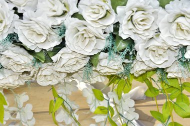 Düğün salonu dekorasyonu için büyük yapay güllerin arka planı. Yüksek kalite fotoğraf