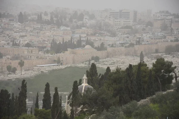 2021年3月27日 以色列耶路撒冷 在大雾天气下俯瞰旧城 高质量的照片 — 图库照片