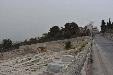 Kudüs İsrail 27 Mart 2021: Sisli bir günde eski caminin manzarası. Yüksek kalite fotoğraf
