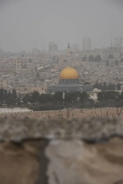 2021年3月27日以色列耶路撒冷 在雾蒙蒙的日子 用城墙和清真寺的金色穹顶俯瞰古城 高质量的照片 — 图库照片