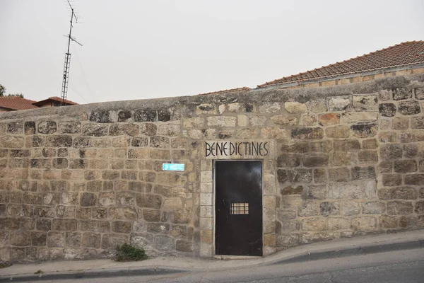 Jerusalém Israel Março 2021 Porta Metal Com Inscrição Beneditina Parede — Fotografia de Stock