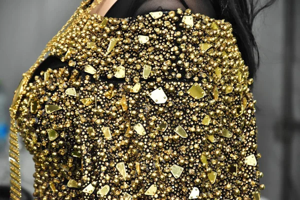 Бюст Женщины Черном Платье Золотыми Блестками Восточном Азиатском Стиле Одежды — стоковое фото