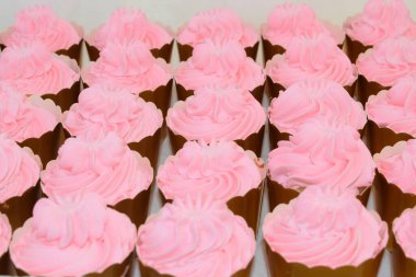 Porsiyonlu sepetlerde pembe kremalı tatlı kekler, bayram için tatlı yiyecekler, doğum günü, düğün. Yüksek kalite fotoğraf