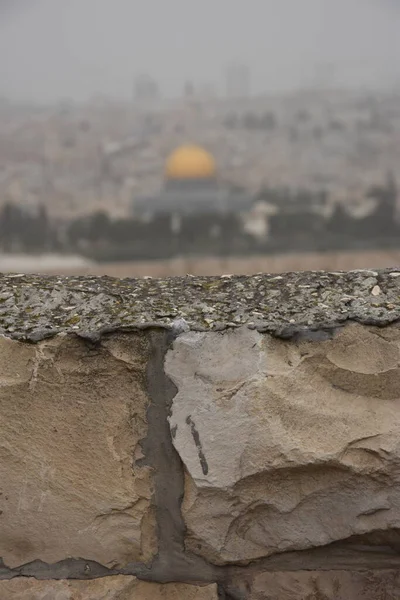2021年3月27日以色列耶路撒冷 在雾蒙蒙的日子 用城墙和清真寺的金色穹顶俯瞰古城 高质量的照片 — 图库照片