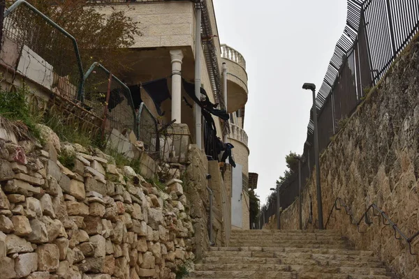 Edificio Residenziale Pietra Gerusalemme Israele Con Vestiti Neri Una Clothesline — Foto Stock