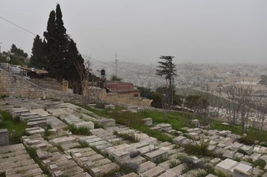 Kudüs İsrail 27 Mart 2021: Sisli bir günde eski caminin manzarası. Yüksek kalite fotoğraf