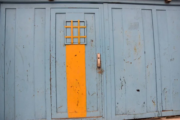 Jerozolima Izrael Marca 2021 Pomarańczowo Niebieskie Drewniane Drzwi Rączką Ścianie — Zdjęcie stockowe