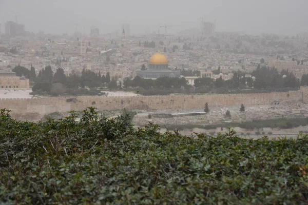 예루살렘 이스라엘 2021 안개낀 도시의 모스크의 보인다 고품질 — 스톡 사진