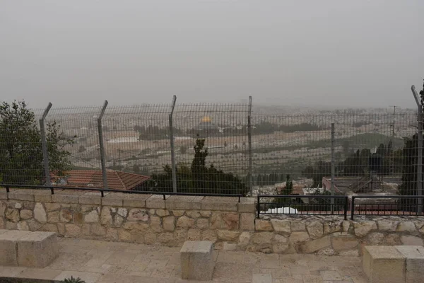 エルサレムイスラエル2021年3月27日 観測デッキ 金属線フェンス 高品質の写真 — ストック写真