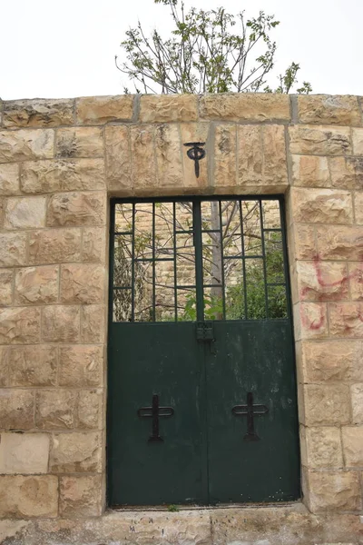 エルサレムイスラエル27 3月2021 白いレンガの古い壁に金属緑 高品質の写真 — ストック写真
