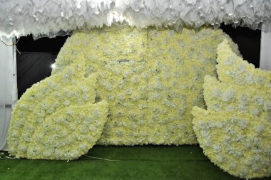 Beyaz ve sarı çiçekli arka plan, tasarım düğünü, yıldönümü, kartpostal. Yüksek kalite fotoğraf