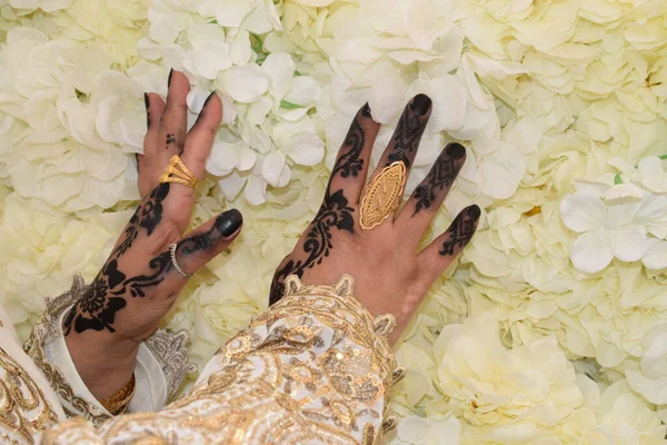 Mãos Menina Noiva Com Ornamento Padrão Hena Não Uma Tatuagem — Fotografia de Stock