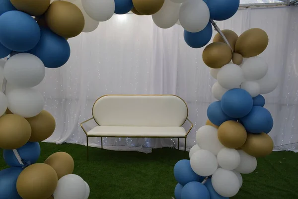 Ballonnen Opgeblazen Blauw Goud Wit Voor Vakantie Decoratie Hoge Kwaliteit Rechtenvrije Stockfoto's