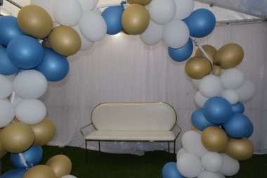 Noel süsü olarak mavi, altın ve beyaz balonlar şişirilmiş. Yüksek kalite fotoğraf