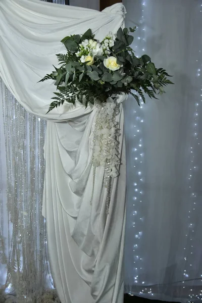 Rideau Blanc Pour Décoration Des Vacances Mariage Des Fleurs Roses — Photo