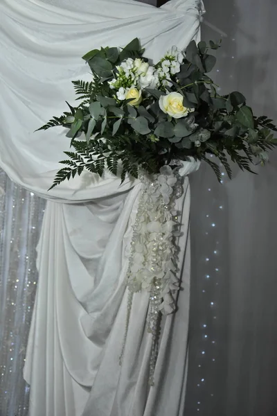 White Curtain Decoration Wedding Holiday Flowers White Roses Green Leaves — Stock Photo, Image