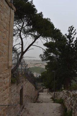 Beyaz tuğla duvar ve Kudüs 'te basamaklar. 27 Mart 2021.