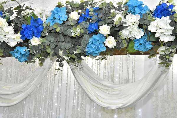 Mur Blanc Roses Bleues Avec Des Feuilles Vertes Rideaux Conception — Photo