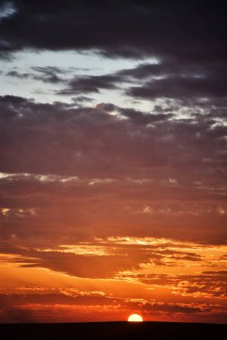 Gökyüzünde güzel turuncu-siyah gün batımı. Yüksek kalite fotoğraf