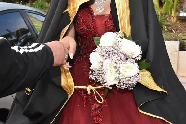 Mano Donna Mazzo Rose Bianche Sposa Musulmana Abito Scarlatto Mantello — Foto Stock