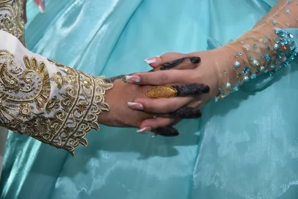 Kvinnors Händer Med Vacker Manikyr Fingrarna Sammanflätade Festliga Bröllopskläder Högkvalitativt — Stockfoto
