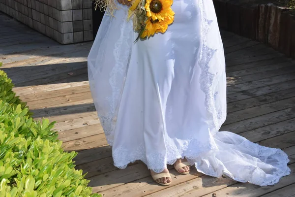 Vit Brudklänning Ben Sandaler Gräset Gula Blommor Högkvalitativt Foto — Stockfoto